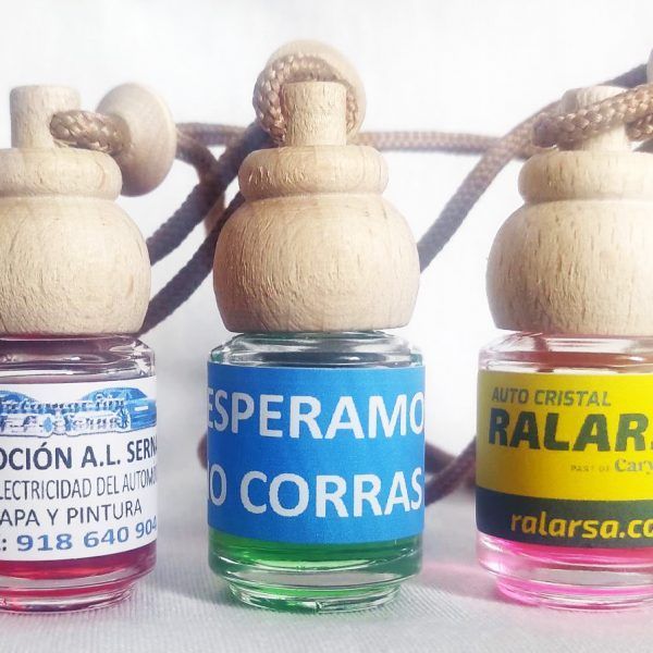 Un ambientador para coche personalizado en botellita y etiqueta con publicidad